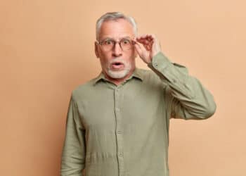 homem de meia idade curioso (Fonte: Freepik)