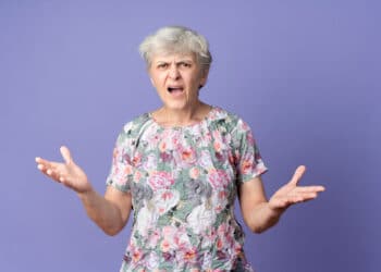 idosa com aparência de brava e questionando algo (Fonte: Reprodução Freepik)