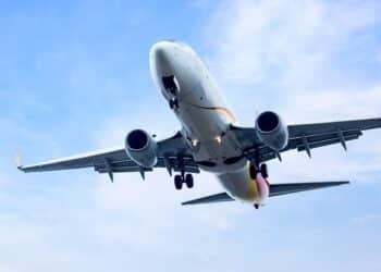 avião no céu (Fonte: Freepik)