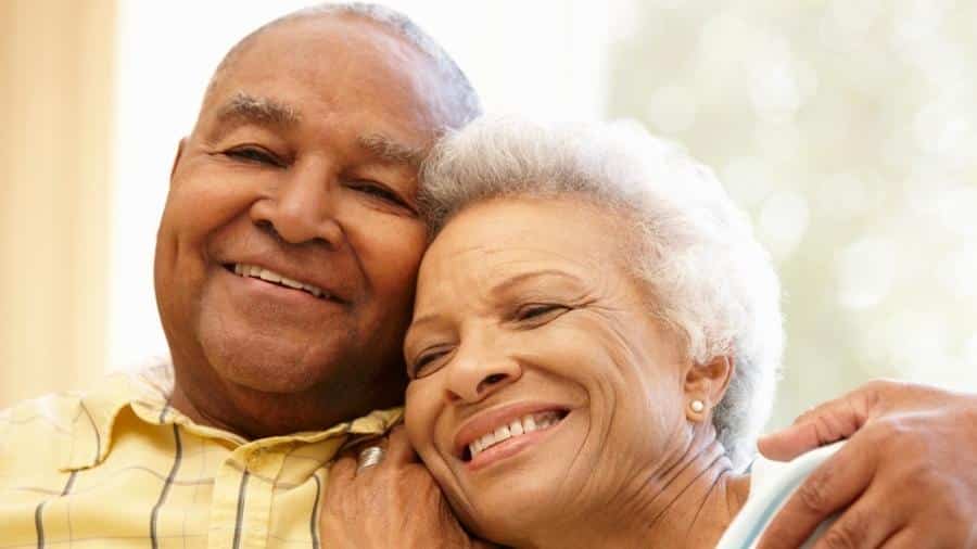Casal de aposentados felizes com o pagamento do 13º salário do INSS. (Fonte: iStock).