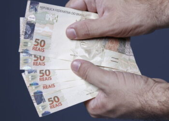 Dinheiro em mãos // Créditos: depositphotos.com / sidneydealmeida