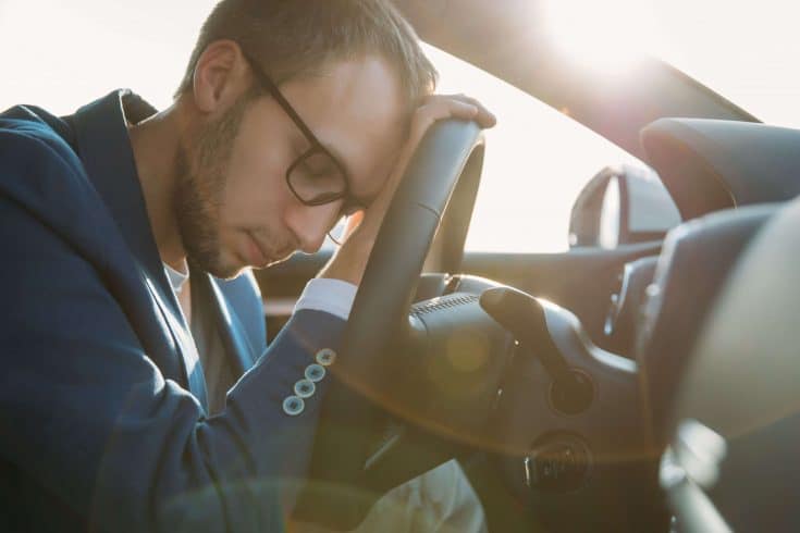 motorista no carro