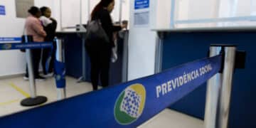 pessoas sendo atendidas nos guichês da agência da previdência social