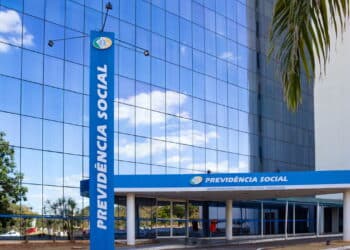 CONTRIBUIÇÃO AO INSS (Fonte: Créditos: depositphotos.com / AngelaMacario).