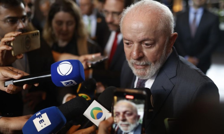 Presidente Lula fala no microfone sobre o horário de verão. (Fonte: Jovem Pan).