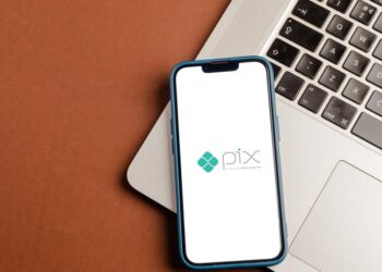 smartphone com o pix aberto sobre laptop (Fonte: Reprodução Freepik)