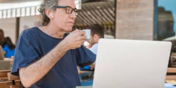 homem tomando café usando laptop (Fonte: Freepik)