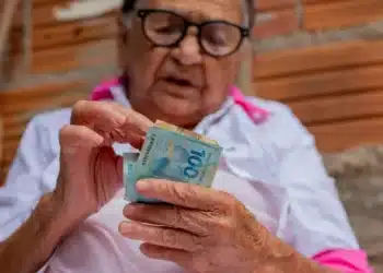 idosa com dinheiro