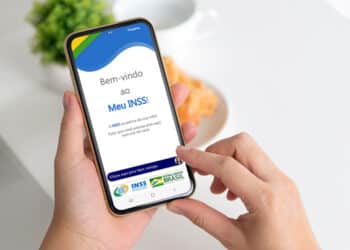 closeup de smartphone com app meu inss aberto