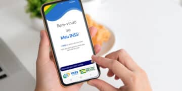 closeup de smartphone com app meu inss aberto