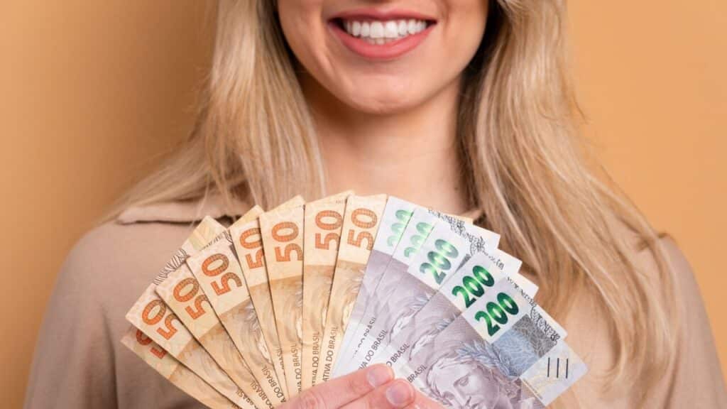 mulher com dinheiro