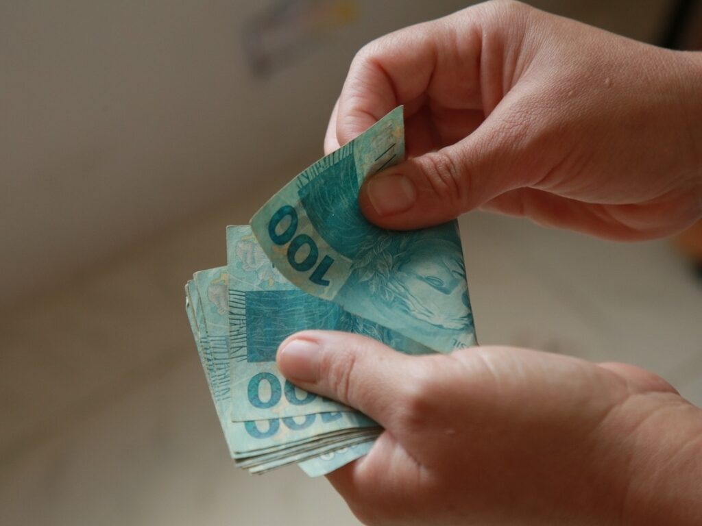 segurando dinheiro
