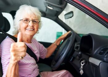idosa no volante