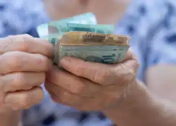 idosa segurando dinheiro