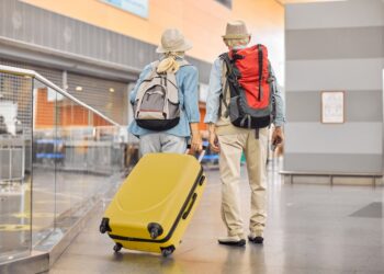 casal de idosos no aeroporo