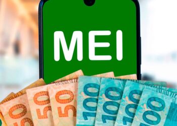 mei com notas de dinheiro