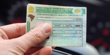 close up de mão segurando cnh