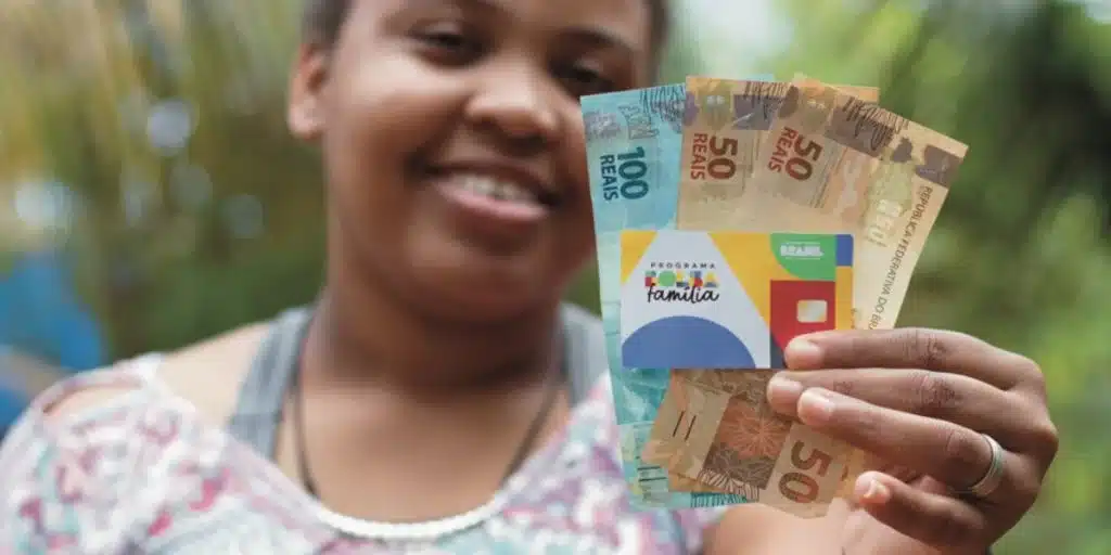 cartão bolsa família e dinheiro