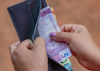 O que muda no salário mínimo e nos benefícios sociais em 2025? Foto: FDR