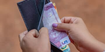 O que muda no salário mínimo e nos benefícios sociais em 2025? Foto: FDR