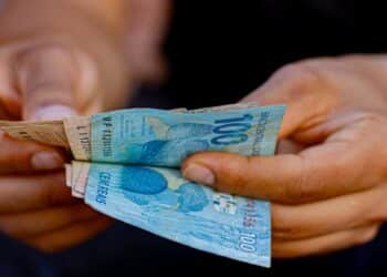 Como sair das dívidas em 2025? Especialistas dão dicas. (Imagem: Jeane de Oliveira/ FDR)