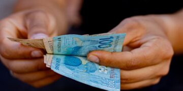 Como sair das dívidas em 2025? Especialistas dão dicas. (Imagem: Jeane de Oliveira/ FDR)