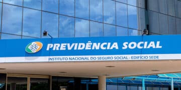 fachada do prédio de prédio da previdência social. o prédio é espelhado