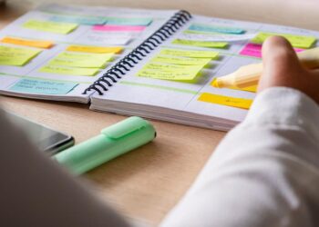 Escrever em uma agenda, seja ela virtual ou de papel, pode facilitar o candidato a visualizar e seguir a rotina
OlgaPS / stock.adobe.com