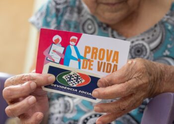 idosa e prova de vida