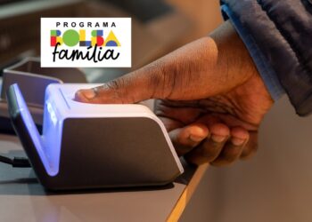 closeup pessoa coletando biometria