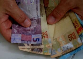 Ilustração de dinheiro bolsa familia – Créditos: depositphotos.com / joasouza