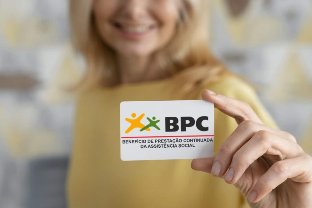 mulher com cartão bpc