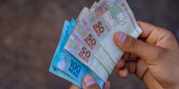 Entendendo o Reajuste do Salário Mínimo de 2025 no Brasil. Foto: FDR