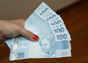 Ajuste do Salário Mínimo Brasileiro em 2025: Consequências e Interseções. Foto: depositphotos.com/sidneydealmeida