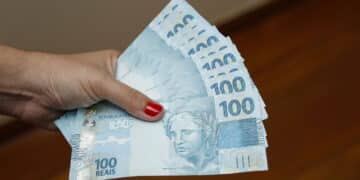 Ajuste do Salário Mínimo Brasileiro em 2025: Consequências e Interseções. Foto: depositphotos.com/sidneydealmeida
