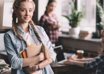 Foco do Programa Pé-de-Meia na Educação de Jovens e Adultos em 2025