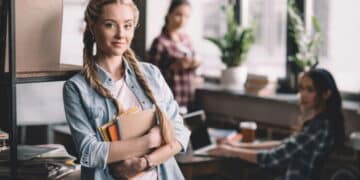 Foco do Programa Pé-de-Meia na Educação de Jovens e Adultos em 2025