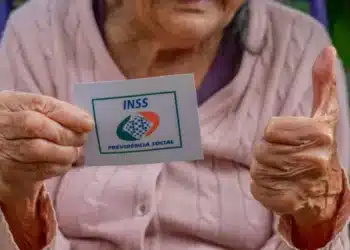 idosa e cartão