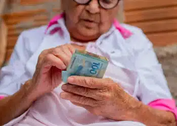 idosa com grana