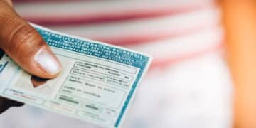 mulher com cnh em mãos