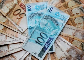 notas de cem e cinquenta reais
