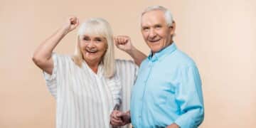 um casal de idosos felizes