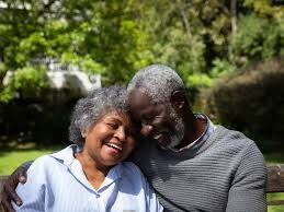 casal de idosos abraçados e sorrindo