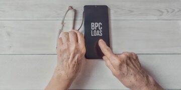 Idosos a partir de 65 anos podem receber R$ 1518,00 todo mês!