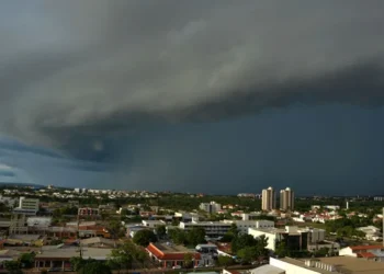 vista panorâmica de tocantins com nuvens negras formando no céu