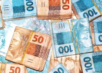 notas de cem e cinquenta reais