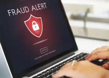 foto de laptop com fraud alert na tela para ilustrar fraude do mei