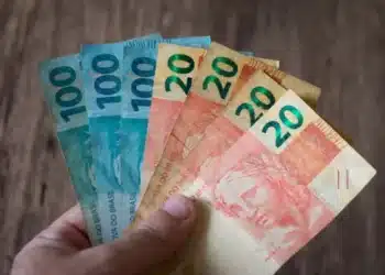 notas de dinheiro de vinte e cem reais