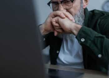 idoso preocupado em frente ao notebook