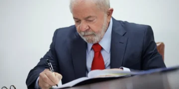 presidente lula assinando documento